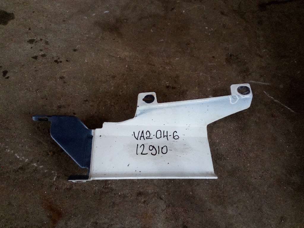 спойлер кабины нижний левый б/у